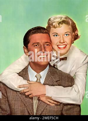 Doris Day et Gordon MacRae jouent dans Moonlight Bay (1951), un film musical qui se déroule au début des années 1900 Day joue Marjorie Winfield, une jeune femme qui éprouve les joies et les défis du premier amour, tandis que MacRae dépeint son beau, Bill Sherman. Banque D'Images