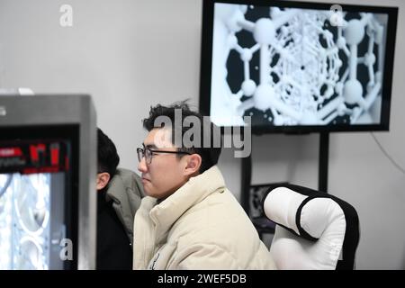 (240125) -- HEFEI, 25 janv. 2024 (Xinhua) -- Yang Yuanfan communique avec un membre de son entreprise à Hefei, dans la province d'Anhui, dans l'est de la Chine, le 18 janvier 2024. Yang Yuanfan, 27 ans, étudiant au doctorat à l'Université des sciences et de la technologie de Chine (USTC), est le fondateur de Anhui Shengke Culture Technology Co., Ltd Les étudiants de l'USTC et les diplômés qui ont étudié à l'étranger, seize au total, constituent l'entreprise. En 2022, Yang Yuanfan a lancé sa propre entreprise à la zone Shushan de la Grande Union de l'innovation, une plate-forme qui vise à incuber les entreprises d'innovation et à promouvoir le commerciali Banque D'Images