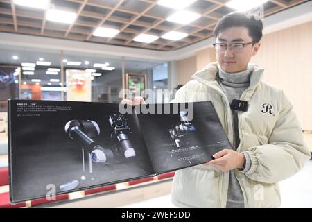 (240125) -- HEFEI, 25 janvier 2024 (Xinhua) -- Yang Yuanfan montre des produits de visualisation scientifique créés par sa société à Hefei, dans la province d'Anhui, dans l'est de la Chine, le 1 décembre 2023. Yang Yuanfan, 27 ans, étudiant au doctorat à l'Université des sciences et de la technologie de Chine (USTC), est le fondateur de Anhui Shengke Culture Technology Co., Ltd Les étudiants de l'USTC et les diplômés qui ont étudié à l'étranger, seize au total, constituent l'entreprise. En 2022, Yang Yuanfan a démarré sa propre entreprise à la zone Shushan de la Grande Union de l'innovation, une plate-forme qui vise à incuber les entreprises d'innovation et pro Banque D'Images