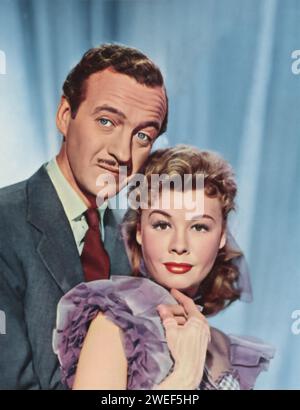 Portrait de l'acteur David Niven et de l'actrice Vera-Ellen, stars du film "Happy Go Lovely" (1951). Dans cette charmante comédie musicale britannique, Niven joue B.G. Bruno, un riche homme d'affaires, tandis que Vera-Ellen dépeint Janet Jones, une danseuse talentueuse qui se lie par erreur à Bruno, conduisant à des malentendus romantiques. Banque D'Images