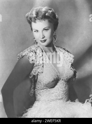 Portrait de l'actrice Virginia Mayo, célèbre pour son rôle dans 'The Iron Mistress' (1952). Dans ce drame historique, Mayo joue Judalon de Bornay, une figure captivante et influente de la vie de Jim Bowie, incarnée par Alan Ladd. Situé au début du 19e siècle, le film explore l'histoire légendaire de Bowie, y compris ses amours et la création du célèbre couteau Bowie. Banque D'Images