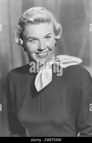 Portrait de l'actrice Doris Day, célèbre pour son rôle dans Storm Warning (1951). Dans ce film noir, Day joue Lucy Rice, une jeune femme qui s’enchevêtrée involontairement dans un réseau d’intrigues et de dangers impliquant le Ku Klux Klan. Situé dans une petite ville du Sud, le film explore les thèmes du racisme, de la justice et du courage. Banque D'Images