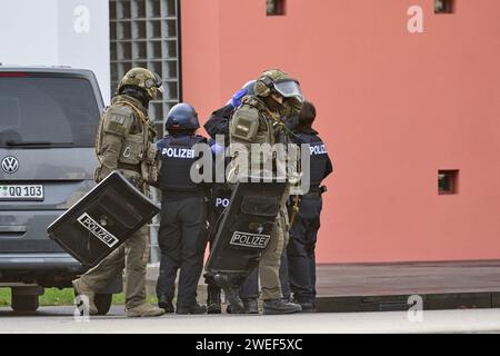 Montabaur, Allemagne. 25 janvier 2024. La police et les officiers de SEK se tiennent ensemble. Selon la police, trois personnes, dont un enfant, ont été tuées dans un acte de violence dans un quartier résidentiel. Les services d’urgence ont découvert que l’auteur présumé avait été grièvement blessé après être entré dans le bâtiment, selon un porte-parole de la police. Crédit : Sascha Ditscher/dpa/Alamy Live News Banque D'Images