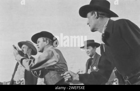 David Brian et Randolph Scott jouent dans « fort Worth » (1951), un film occidental. Dans le film, Scott dépeint Ned Britt, un ancien combattant armé devenu rédacteur en chef d'un journal. David Brian joue Blair Lunsford, un éleveur et vieil ami de Britt qui est en conflit avec les éleveurs locaux. Situé dans le Texas d'après-guerre de Sécession, le film tourne autour des efforts de Britt pour maintenir la paix dans la ville et ses confrontations avec ceux qui contestent sa position contre les fusillades. Banque D'Images