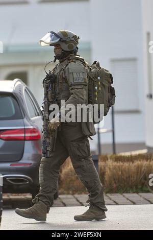 Montabaur, Allemagne. 25 janvier 2024. Un officier de la SEK court devant un immeuble résidentiel après l'attaque. Selon la police, trois personnes, dont un enfant, ont été tuées dans une violente attaque dans un quartier résidentiel. Les services d’urgence ont découvert que l’auteur présumé avait été grièvement blessé après être entré dans le bâtiment, selon un porte-parole de la police. Crédit : Sascha Ditscher/dpa/Alamy Live News Banque D'Images