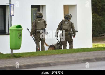 Montabaur, Allemagne. 25 janvier 2024. Deux officiers de SEK se tiennent debout avec un chien devant un immeuble résidentiel peu avant l'attaque. Selon la police, trois personnes, dont un enfant, ont été tuées dans un acte de violence dans un quartier résidentiel. Les services d’urgence ont découvert que l’auteur présumé avait été grièvement blessé après être entré dans le bâtiment, selon un porte-parole de la police. Crédit : Sascha Ditscher/dpa/Alamy Live News Banque D'Images