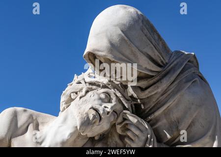 Une vue panoramique de la sculpture de la Pieta de Michel-Ange sur un ciel bleu vibrant en toile de fond Banque D'Images