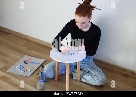 fille commence à dessiner concept de passe-temps et d'éducation Banque D'Images