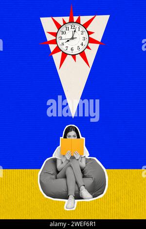 Image de collage vertical de fille d'effet blanc noir assise pouf tenir ouvert couverture de livre cacher visage horloge murale de montre isolée sur fond bleu Banque D'Images