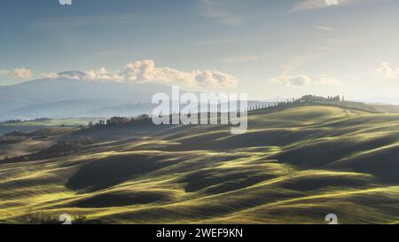 Paysage en Toscane avec ferme et collines sur un après-midi d'hiver. Une vue typique du Val d'Orcia. Banque D'Images