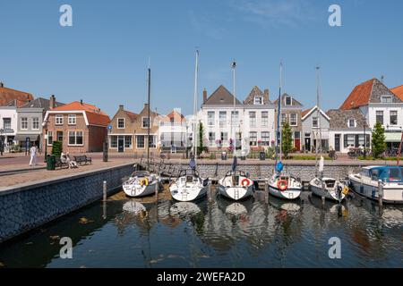 Marina avec yachts dans le vieux port, Oude Haven, dans la vieille ville de Brouwershaven, Schouwen-Duiveland, Zélande, pays-Bas Banque D'Images