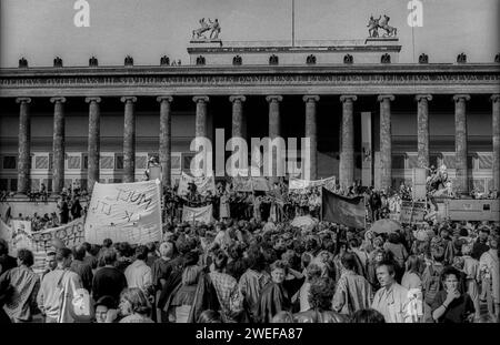 DDR, Berlin, 28.09.1990, Frauendemo gegen Abtreibungsverbot, im Lustgarten, Altes Museum, Rolf Zoellner Protest gegen Abtreibungsverbot *** GDR, Berlin, 28 09 1990, manifestation des femmes contre l'interdiction de l'avortement, au Lustgarten, Altes Museum, Rolf Zoellner Protest contre l'interdiction de l'avortement Banque D'Images