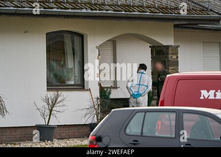 Montabaur, Allemagne. 25 janvier 2024. Les enquêteurs du département des enquêtes criminelles et de la criminalistique sont arrivés sur les lieux du crime et commencent leur travail. Selon la police, trois personnes, dont un enfant, ont été tuées dans une violente attaque dans un quartier résidentiel. Les services d’urgence ont découvert que l’auteur présumé avait été grièvement blessé après être entré dans le bâtiment, selon un porte-parole de la police. Credit : Sascha Ditscher/dpa - ATTENTION : personne(s) et numéro(s) de maison ont été pixelisés pour des raisons légales/dpa/Alamy Live News Banque D'Images