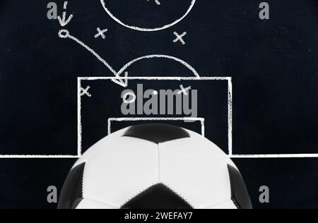 Schéma de jeu de football sur fond de tableau noir avec balle défocalisée Banque D'Images