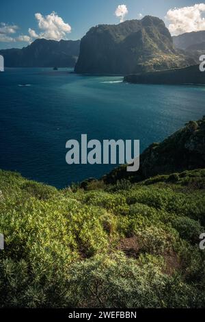 Un magnifique paysage côtier entouré de falaises rocheuses Banque D'Images