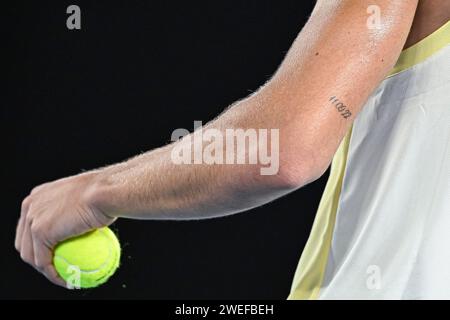 Melbourne, Australie. 24 janvier 2024. Carlos Alcaraz avec tatouage sur le bras 11.09.22 lors du tournoi de tennis Australian Open AO 2024 Grand Chelem le 24 janvier 2024 au Melbourne Park à Melbourne, Australie. Photo Victor Joly/DPPI crédit : DPPI Media/Alamy Live News Banque D'Images