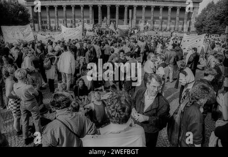 DDR, Berlin, 28.09.1990, Frauendemo gegen Abtreibungsverbot, im Lustgarten, Altes Museum, Rolf Zoellner Protest gegen Abtreibungsverbot *** GDR, Berlin, 28 09 1990, manifestation des femmes contre l'interdiction de l'avortement, au Lustgarten, Altes Museum, Rolf Zoellner Protest contre l'interdiction de l'avortement Banque D'Images