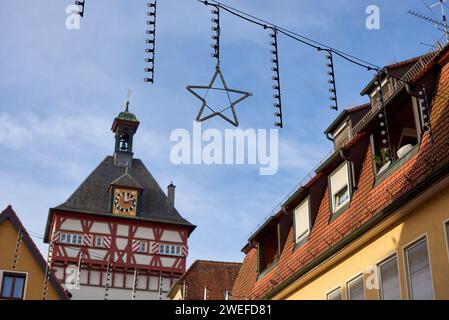 Festive Bietigheim-Bissingen : Hôtel de ville, décorations de nouvel an, toits, maisons à colombages. ALLEMAGNE Banque D'Images
