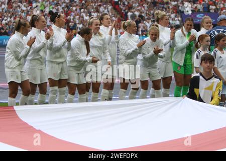 L'équipe d'Angleterre applaudit après des hymnes nationaux avant la finale de l'Euro féminin de l'UEFA 2022 Angleterre contre Allemagne au stade de Wembley, Londres 31 juillet 2022 Banque D'Images