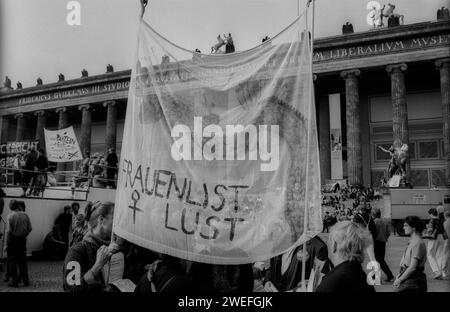 DDR, Berlin, 28.09.1990, Frauendemo gegen Abtreibungsverbot, im Lustgarten, Altes Museum, Frauenlust, Rolf Zoellner Protest gegen Abtreibungsverbot *** GDR, Berlin, 28 09 1990, manifestation des femmes contre l'interdiction de l'avortement, au Lustgarten, Altes Museum, Frauenlust, Rolf Zoellner Protest contre l'interdiction de l'avortement Banque D'Images