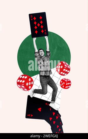 Collage vertical affiche créative noir filtre blanc excitée joyeuse positive jeune homme tenir carte poker Gamblackjack modèle de casino Banque D'Images