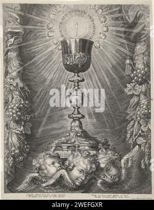Mandkelk avec Hostie, Anonyme, d'après Cornelis Galle (I), 1600 - 1699 tirage grand format, calice richement décoré porté par trois chérubins. Une hôte avec une image du Christ sur la croix flotte au-dessus du calice. De chaque côté, des grappes de raisins et de grains, comme symbole pour le pain et le vin. Sous le spectacle un verset en latin. Imprimeur : Southern Netherlandspublisher : Anvers gravure papier calice portant l'hôte. calice Banque D'Images