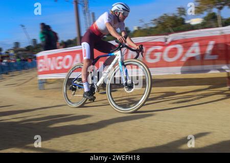Benidorm, Espagne. 21 janvier 2024. Benidorm, Espagne, 21 janvier 2024 : cycliste Cat Ferguson (19 ans) lors de l'épreuve féminine junior de la coupe du monde de Cyclo-cross UCI 2024, le 21 janvier 2024, au Parque Foietes, à Benidorm, Espagne. (Photo Alberto Brevers/Pacific Press/Sipa USA) crédit : SIPA USA/Alamy Live News Banque D'Images