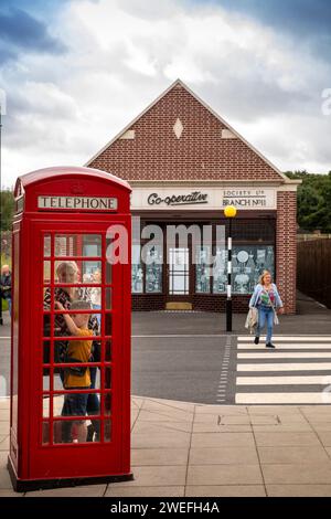 Royaume-Uni, Angleterre, West Midlands, Dudley, Black Country Museum, cabine téléphonique K6 dans la rue des années 1950 Banque D'Images