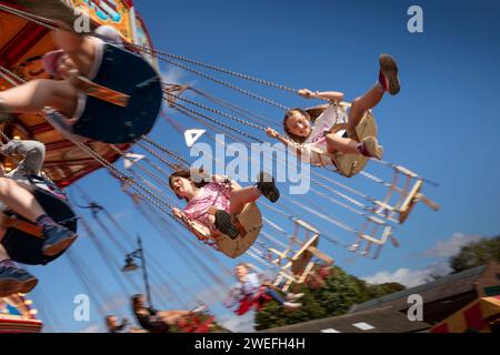 Royaume-Uni, Angleterre, West Midlands, Dudley, Black Country Museum, Funfair, les enfants en ChairOPlane Banque D'Images