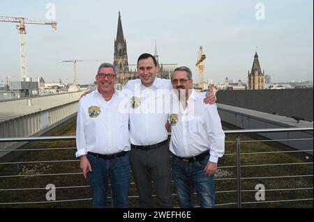 DAS Kölner Karneval Dreigestirn für die Karnevalsession 2024. de gauche à droite : Jungfrau Frieda Friedrich Klupsch, Prinz Karneval Sascha I. Sascha Klupsch und der Bauer Werner Klupsch posieren in Zivil BEI der Halbzeit Pressekonferenz. *** Le triumvirat du Carnaval de Cologne pour la saison du carnaval 2024 l r Maid Frieda Friedrich Klupsch , le Prince Carnaval Sascha i Sascha Klupsch et le fermier Werner Werner Klupsch posent en civil lors de la conférence de presse de mi-temps Banque D'Images