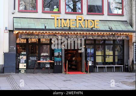 Der Eingang zu TimeRide, hier macht man eine Virtual-Reality-Fahrt durch die historische Kölner Altstadt in einer nachgebauten Straßenbahn aus dem Jahre 1926 *** l'entrée de TimeRide, où vous pouvez faire un tour de réalité virtuelle à travers la vieille ville historique de Colognes dans une réplique du tramway de 1926 Banque D'Images