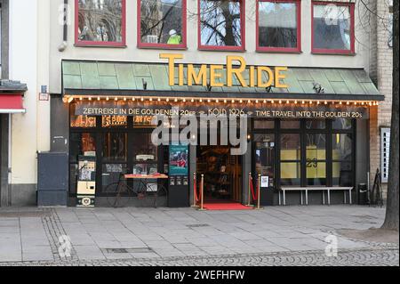 Der Eingang zu TimeRide, hier macht man eine Virtual-Reality-Fahrt durch die historische Kölner Altstadt in einer nachgebauten Straßenbahn aus dem Jahre 1926 *** l'entrée de TimeRide, où vous pouvez faire un tour de réalité virtuelle à travers la vieille ville historique de Colognes dans une réplique du tramway de 1926 Banque D'Images