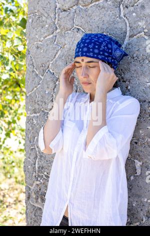 jeune femme spirituellement connectée avec son entourage Banque D'Images