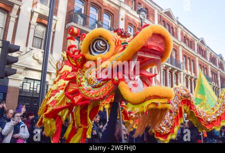 Londres, Royaume-Uni. 22 janvier 2023. Des dragons divertissent la foule alors que la parade du nouvel an chinois traverse le West End de Londres, célébrant l'année du lapin. Crédit : Vuk Valcic/Alamy Banque D'Images