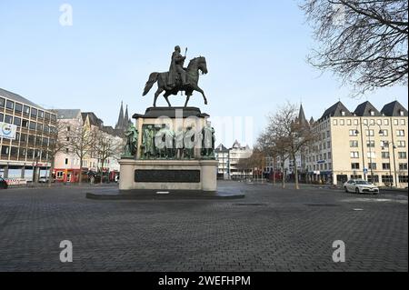 DAS Reiterdenkmal zu Ehren von König Friedrich Wilhelm III Auf dem Kölner Heumarkt *** le monument équestre en l'honneur du roi Friedrich Wilhelm III sur le Heumarkt à Cologne Banque D'Images