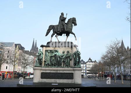 DAS Reiterdenkmal zu Ehren von König Friedrich Wilhelm III Auf dem Kölner Heumarkt *** le monument équestre en l'honneur du roi Friedrich Wilhelm III sur le Heumarkt à Cologne Banque D'Images