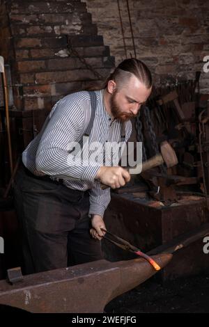 Royaume-Uni, Angleterre, West Midlands, Dudley, Black Country Museum, fabrication de chaînes à la forge Banque D'Images