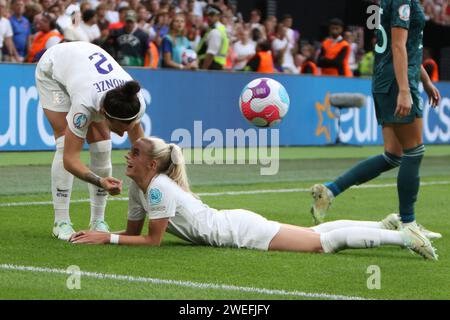 Lucy Bronze et Chloe Kelly approchent de la fin de la finale de l'Euro féminin de l'UEFA 2022 Angleterre contre Allemagne au stade de Wembley, Londres, le 31 juillet 2022 Banque D'Images