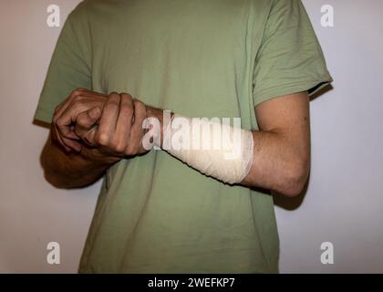 Blessure masculine à la main gauche avec bandage Banque D'Images