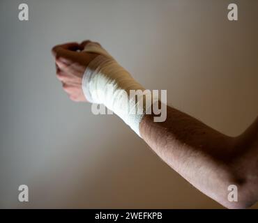 Blessure masculine à la main gauche avec bandage Banque D'Images