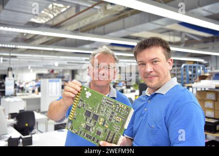 travailler dans une usine de fabrication de microélectronique - assemblage de composants et soudure - groupe de travailleurs au travail d'équipe Banque D'Images