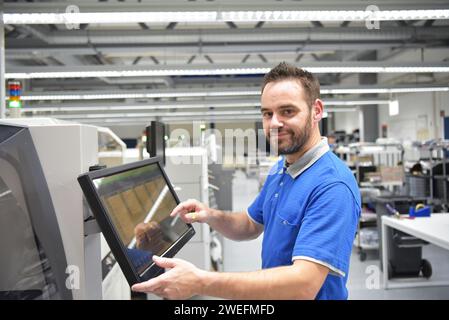 Portrait d'un travailleur dans le département d'ingénierie d'une usine pour la production et la construction de l'électronique Banque D'Images