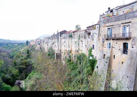 Photographie prise à Sant'Agata de' Goti, Italie, montrant une vue aérienne de la ville antique et le paysage naturel environnant Banque D'Images