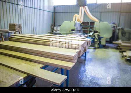 planches de plancher en bois dur dans l'usine de production de bois Banque D'Images