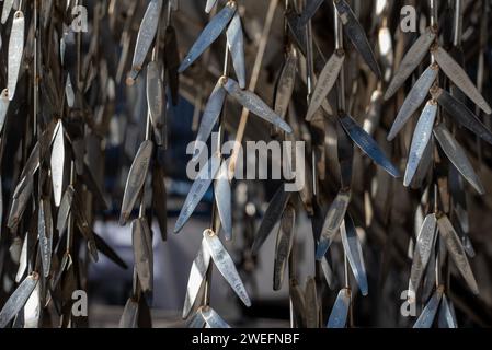Budapest, Hongrie. 25 janvier 2024. Les noms des victimes sont gravés sur les feuilles du saule pleureur de la synagogue de la rue Dohany. Holocaust Tree of Life Memorial il symbolise un saule pleureur et il se trouve à l'arrière-cour de la synagogue de la rue Dohany à Budapest, en Hongrie. Sculpture réalisée par Imre Varga en 1990 pour les souvenirs des 600000 Juifs hongrois tués par les nazis et leurs collaborateurs pendant la Seconde Guerre mondiale. (Photo Krisztian Elek/SOPA Images/Sipa USA) crédit : SIPA USA/Alamy Live News Banque D'Images