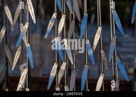 Budapest, Hongrie. 25 janvier 2024. Les noms des victimes sont gravés sur les feuilles du saule pleureur dans la synagogue de la rue Dohany. Holocaust Tree of Life Memorial il symbolise un saule pleureur et il se trouve à l'arrière-cour de la synagogue de la rue Dohany à Budapest, en Hongrie. Sculpture réalisée par Imre Varga en 1990 pour les souvenirs des 600000 Juifs hongrois tués par les nazis et leurs collaborateurs pendant la Seconde Guerre mondiale. (Image de crédit : © Krisztian Elek/SOPA Images via ZUMA Press Wire) USAGE ÉDITORIAL SEULEMENT! Non destiné à UN USAGE commercial ! Banque D'Images