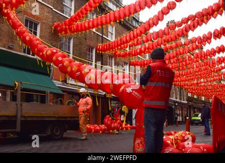 Londres, Royaume-Uni. 25 janvier 2024. Les ouvriers installent de nouvelles lanternes rouges dans Chinatown avant le nouvel an chinois, également connu sous le nom de nouvel an lunaire, célébrant l'année du Dragon. Crédit : Vuk Valcic/Alamy Banque D'Images