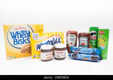 Une gamme de marques de consommation bien connues, ainsi que des produits vendus par Aldi : Wheat Bisks et Weetabix Cereal, pâte à tartiner au chocolat Nutella et Nutoka, ketchup aux tomates Heinz et ketchup aux tomates Bramwell, crème sure et oignons Pringles et Snackrite chips, et biscuits originaux Oreos et Belmont biscuits à la crème. Les tractations juridiques de haut niveau d'Aldi avec ses rivales de marque s'accumulent alors que la base de clients florissante de l'escompteur au Royaume-Uni continue de s'étendre. La dernière action en contrefaçon de marque déposée contre Aldi, par Thatchers Cider, a été rejetée devant la haute Cour, portant un coup dur pour les marques wh Banque D'Images