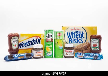 Une gamme de produits de consommation bien connus Heinz ketchup tomate, crème sure et oignon Pringles, céréales Weetabix, Original Oreos et pâte à tartiner au chocolat Nutella, ainsi que des produits vendus par Aldi Wheat Bisks, pâte à tartiner au chocolat Nutoka, biscuits Belmont cookies and Cream biscuits, Snackrite chips et Bramwell tomate ketchup. Les tractations juridiques de haut niveau d'Aldi avec ses rivales de marque s'accumulent alors que la base de clients florissante de l'escompteur au Royaume-Uni continue de s'étendre. La dernière action en contrefaçon de marque déposée contre Aldi, par Thatchers Cider, a été rejetée devant la haute Cour, portant un coup pour les marques qui peuvent être c Banque D'Images