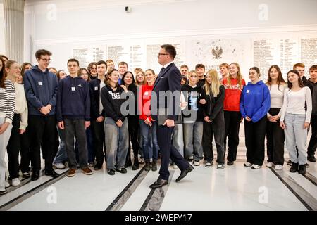 Varsovie, Pologne, 25 janvier 2024. Szymon Holownia, le président du Parlement polonais, parle aux jeunes colleurs lors de la 4e session du Parlement polonais qui se déroule dans un chaos créé par un désaccord juridique avec le gouvernement précédent. Le gouvernement actuel a pris le pouvoir en Pologne en décembre 13 2023, succédant au parti politique droit et Justice, qui a gouverné pendant 8 ans. Les deux parties s'accusent mutuellement d'actes anticonstitutionnels, et de facto deux systèmes juridiques sont présents dans le pays. Crédit : Dominika Zarzycka/ Alamy Live News Banque D'Images